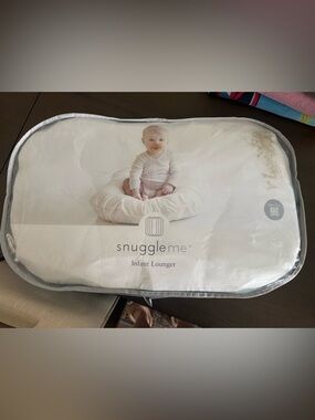 Snuggle Me Infant Lounger in Miss